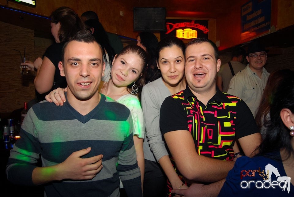 Distracţia continuă în Club Downtown, 