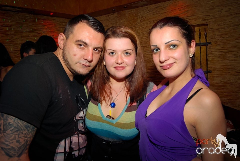 Distracţia continuă în Club Downtown, 