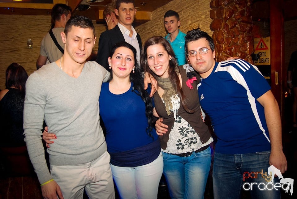 Distracţia continuă în Club Downtown, 