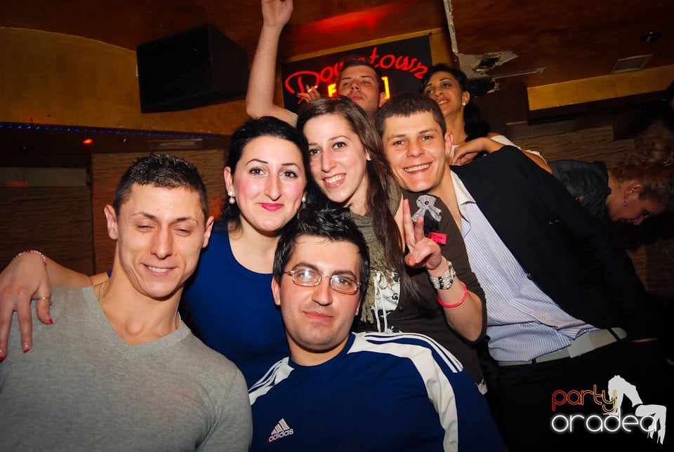 Distracţia continuă în Club Downtown, 