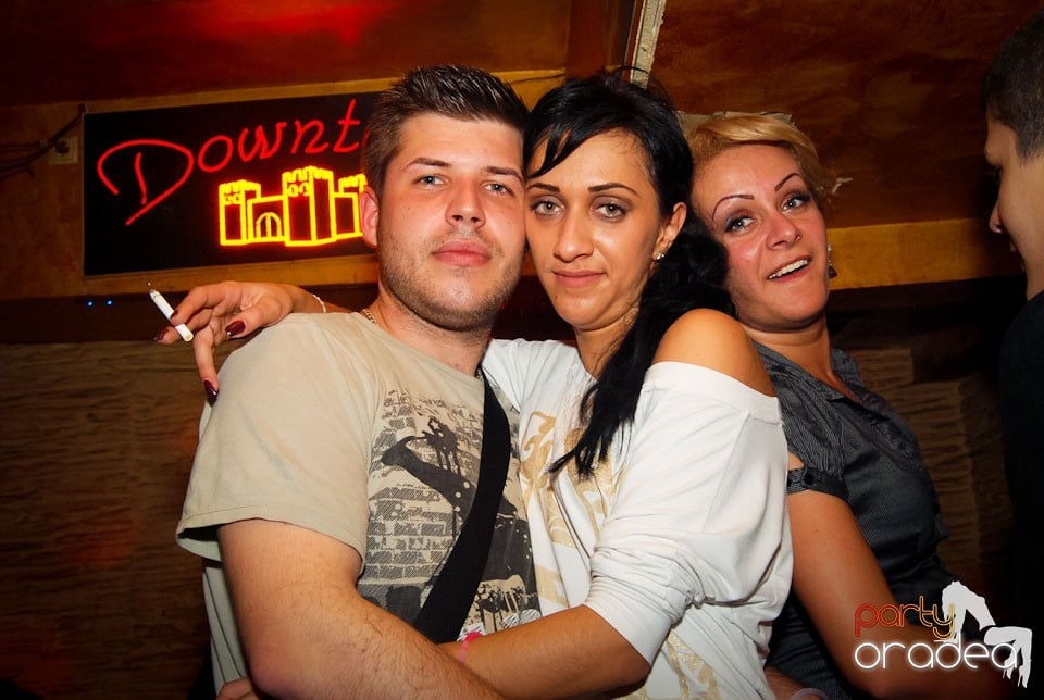 Distracţia continuă în Club Downtown, 