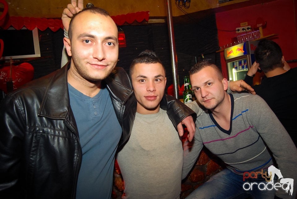 Distracţia continuă în Club Downtown, 