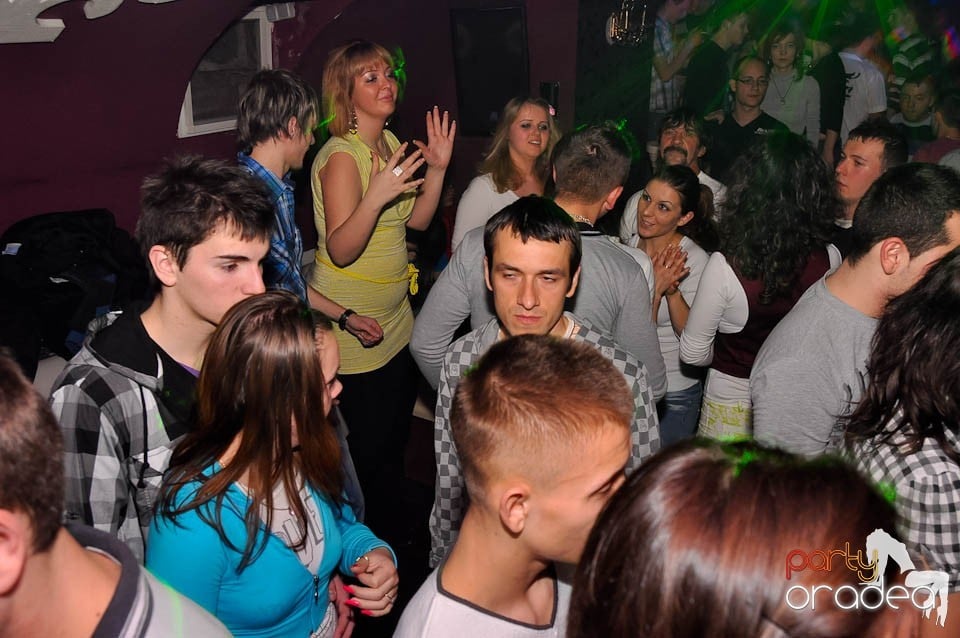 Distracţie în Club Atti's, 