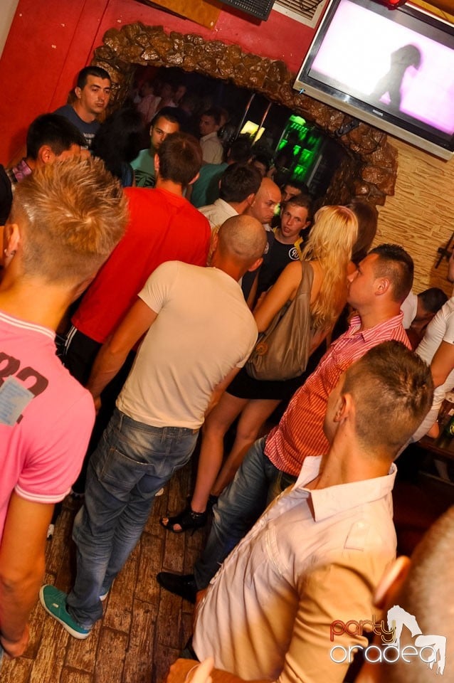 Distracţie în Club Downtown, 