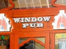 Distracţie în Window Pub