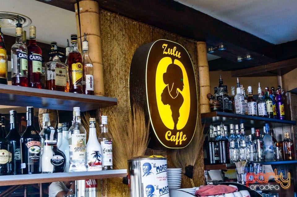 Distracţie în Zulu Caffe, Zulu Caffe