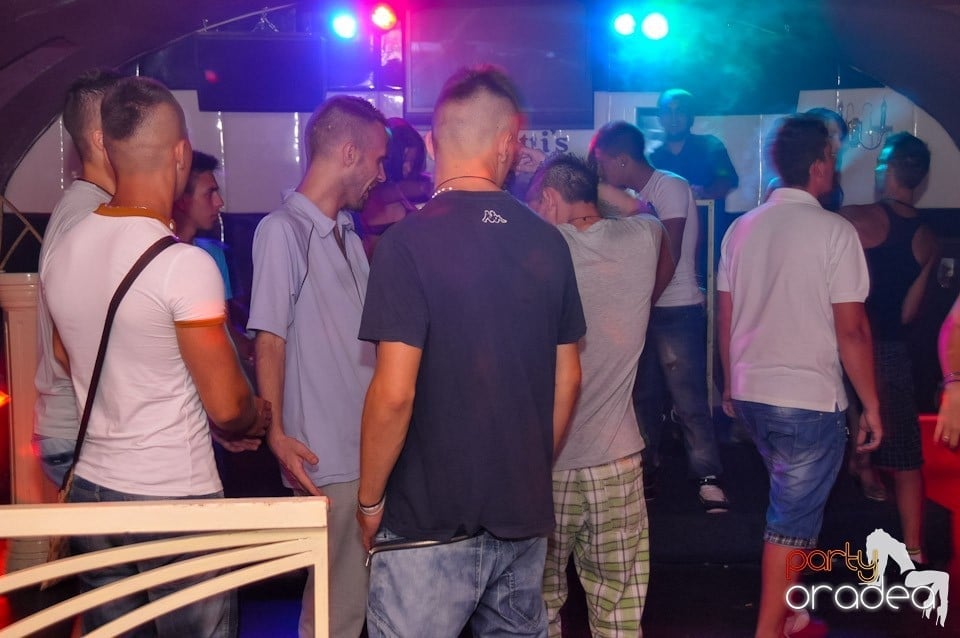 Friday Night Fever în Club Atti's, 