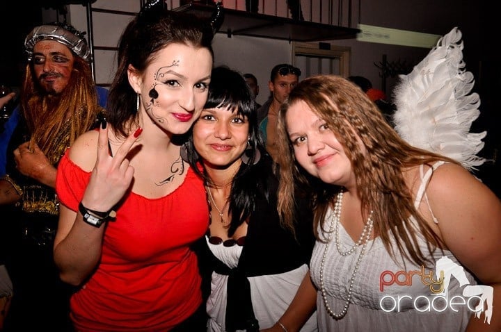 Halloween Party, Student's Place