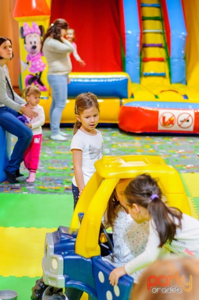 Joc şi voie bună la Oradea Shopping City, 