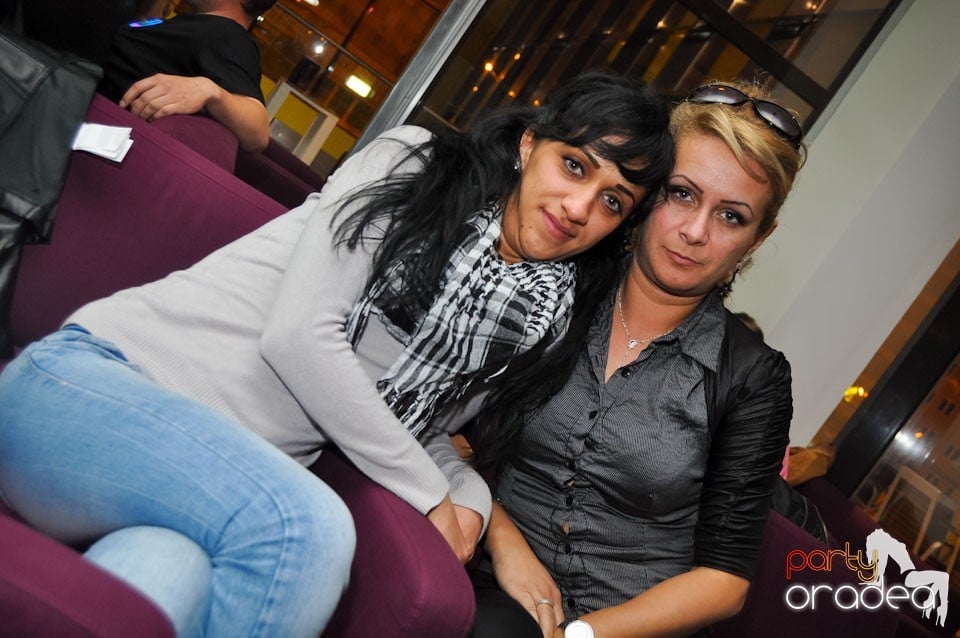 Karaoke Night în Blondy's Art Café, 