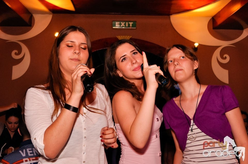 Karaoke Party în Chanson Café, 