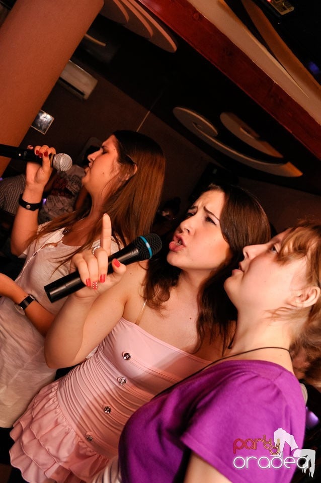 Karaoke Party în Chanson Café, 