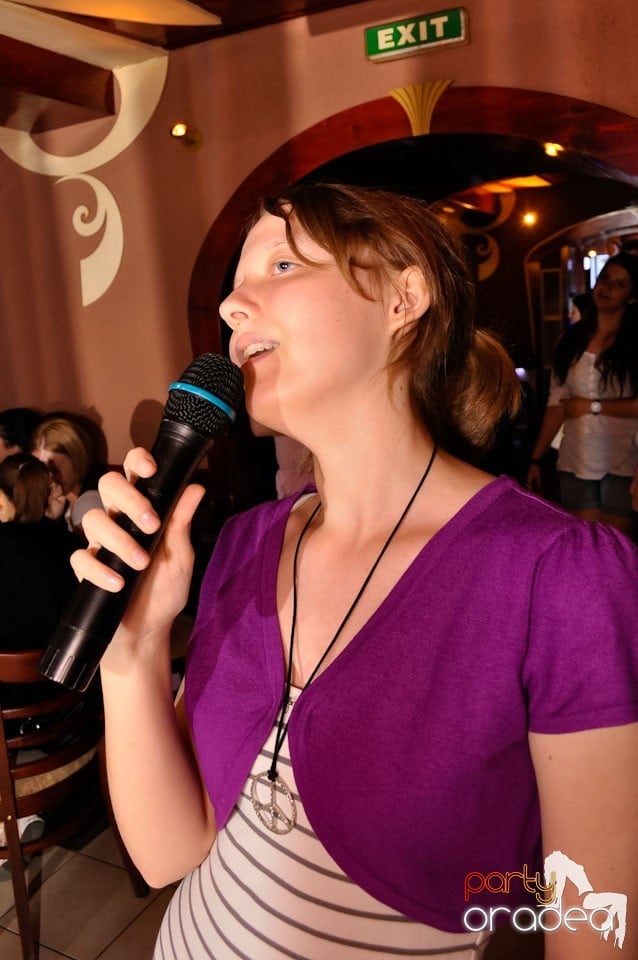 Karaoke Party în Chanson Café, 