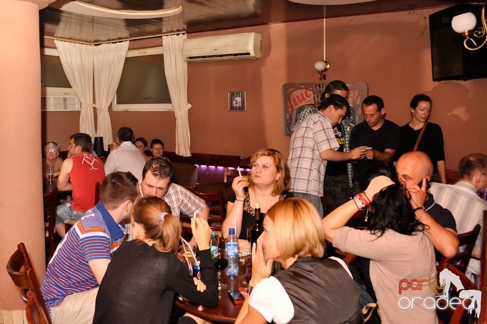 Karaoke Party în Chanson Café, 