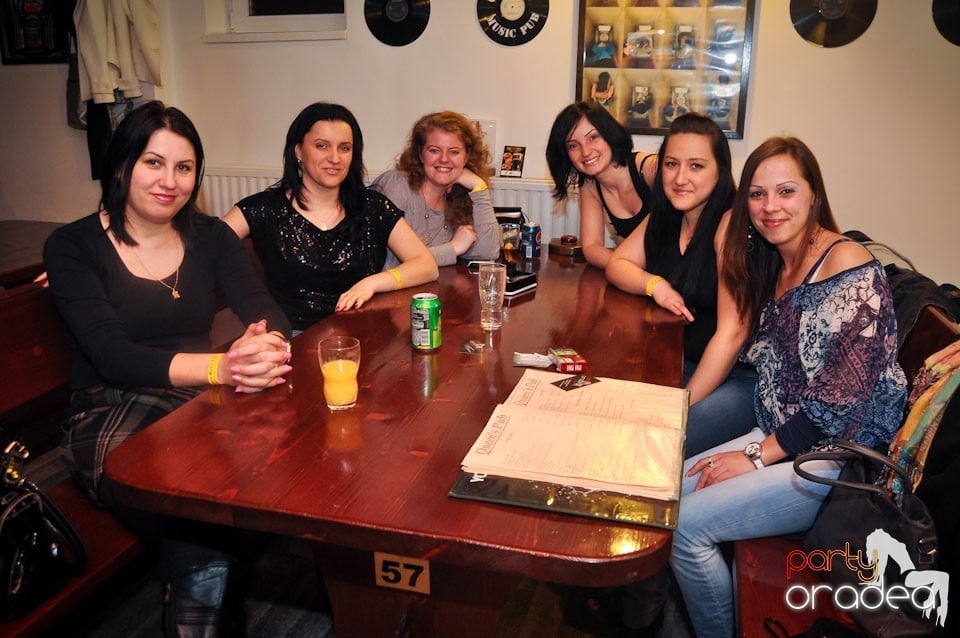 Ladies Night în Queen's, Queen's Music Pub