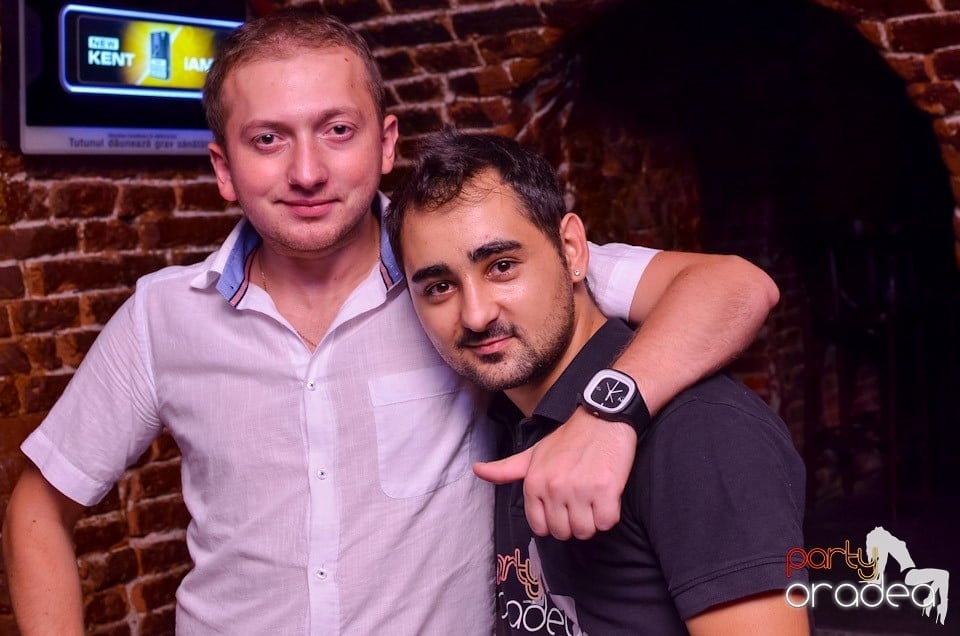 O nouă petrecere în Club Escape, 