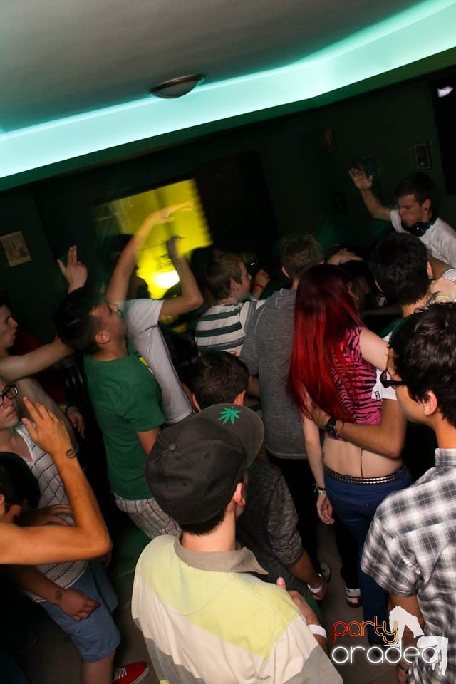 Party @ Green Pub, Green Pub