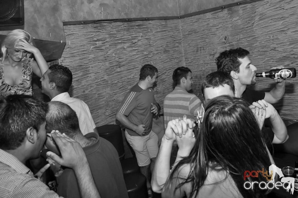 Party hard în Club Downtown, 