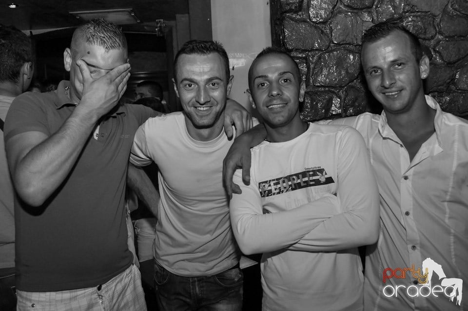 Party hard în Club Downtown, 