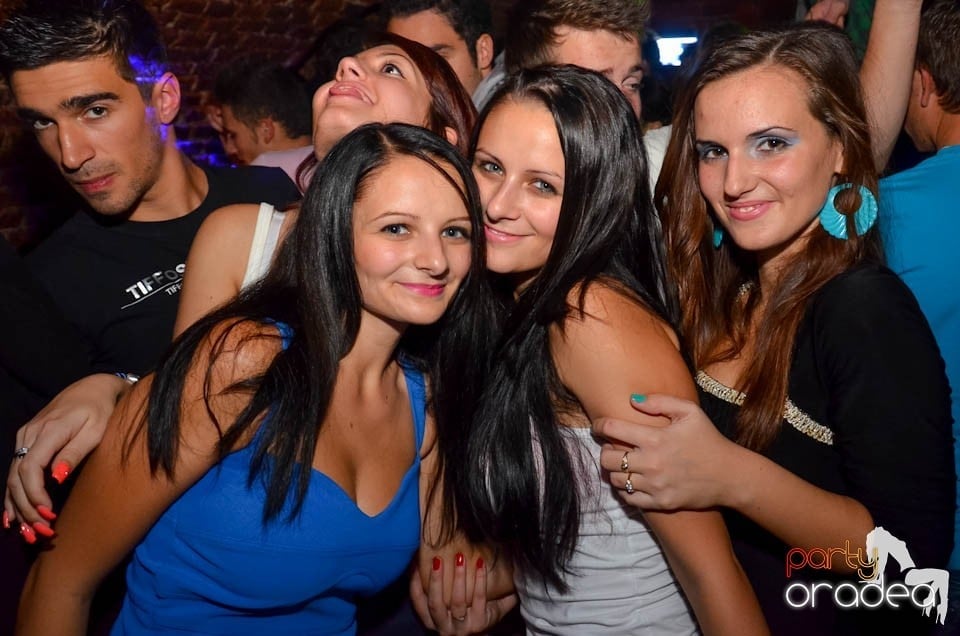 Party în Club Escape, sâmbătă noaptea, 