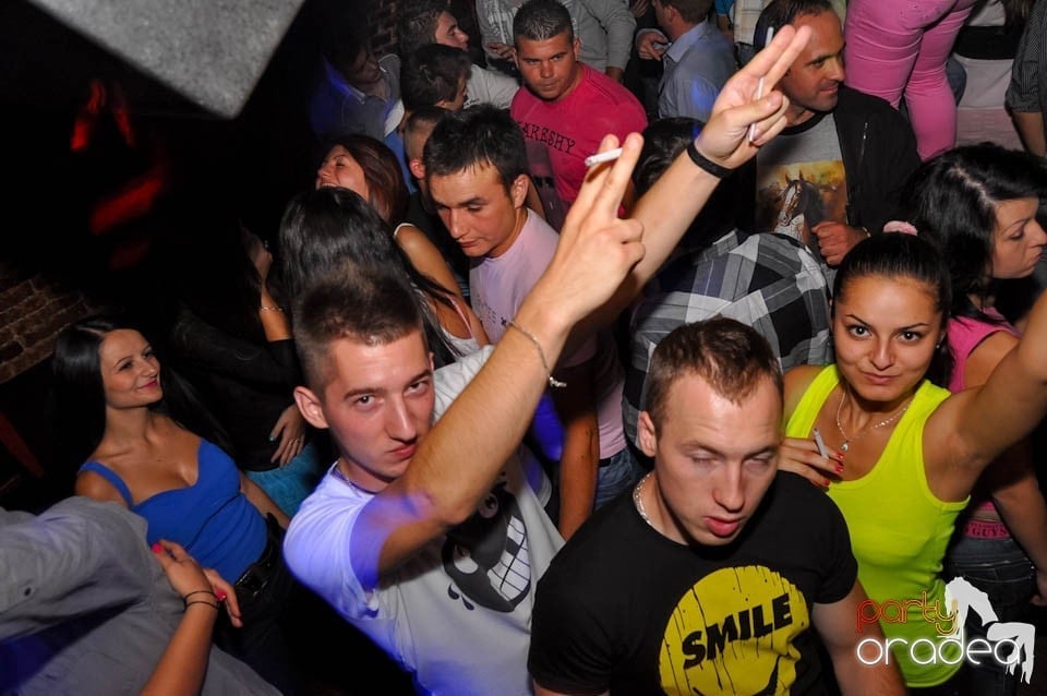 Party în Club Escape, sâmbătă noaptea, 