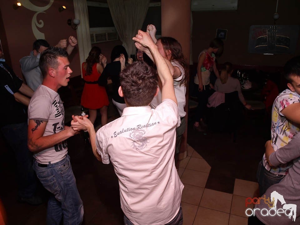 Party weekend în Chanson Café, 