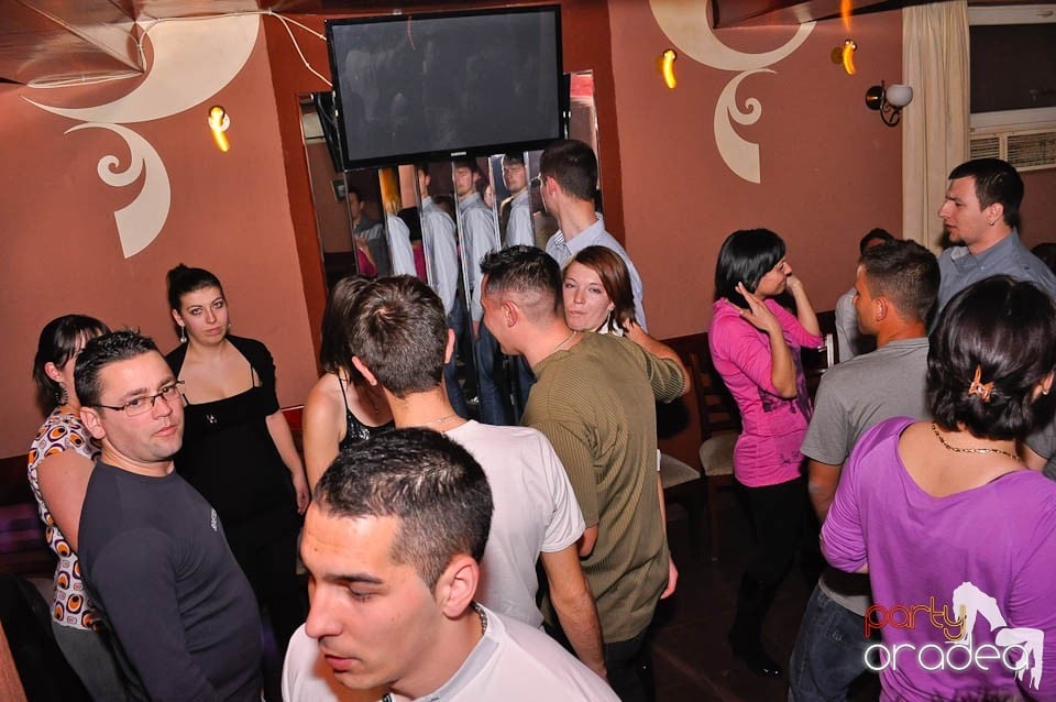 Party weekend în Chanson Café, 