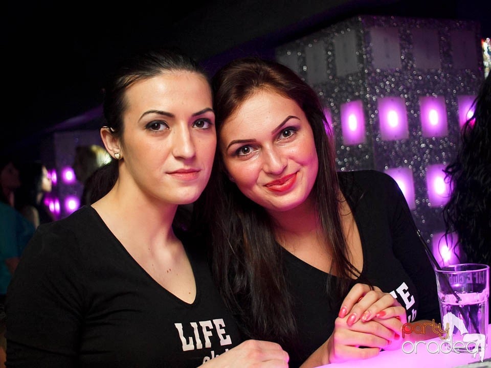 Petrecere cu muzică live în Club Life, 