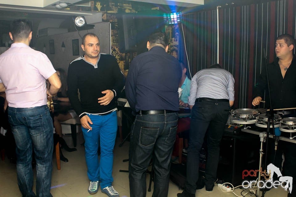 Petrecere cu muzică live în Dizalya, 