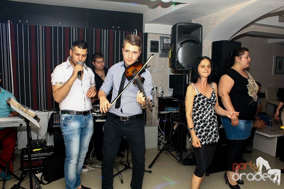 Petrecere cu muzică live în Dizalya, 