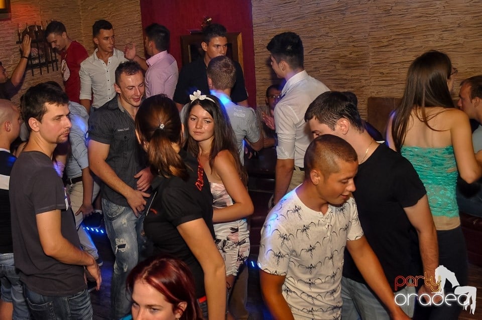 Petrecere incendiara in Club Downtown, 