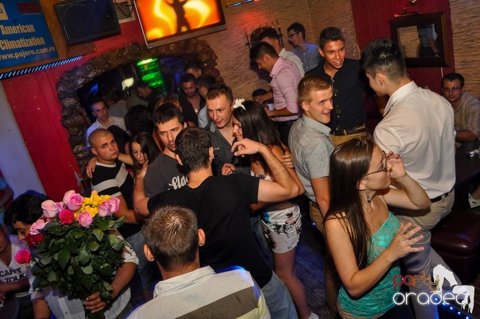 Petrecere incendiara in Club Downtown, 