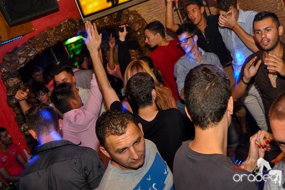 Petrecere incendiara in Club Downtown, 