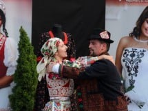 Prezentare de haine rustice, muzică şi dans folclor