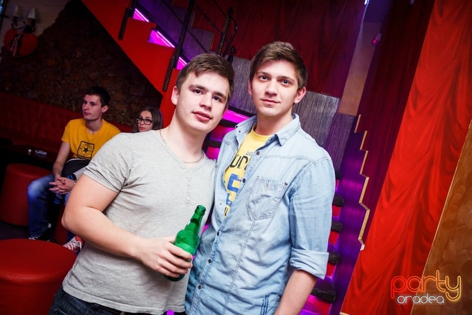 Retro Party în Club Downtown, 