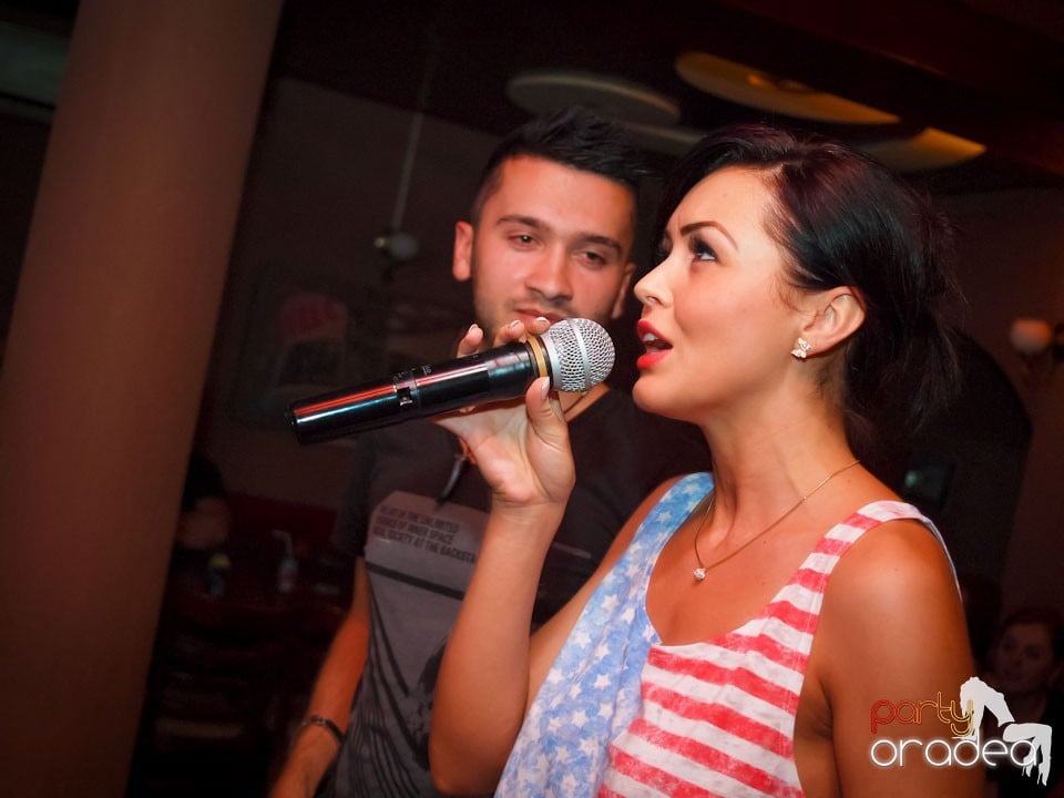 Seară de karaoke în Chanson Café, 