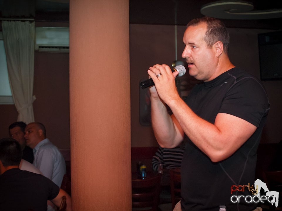 Seară de karaoke în Chanson Café, 