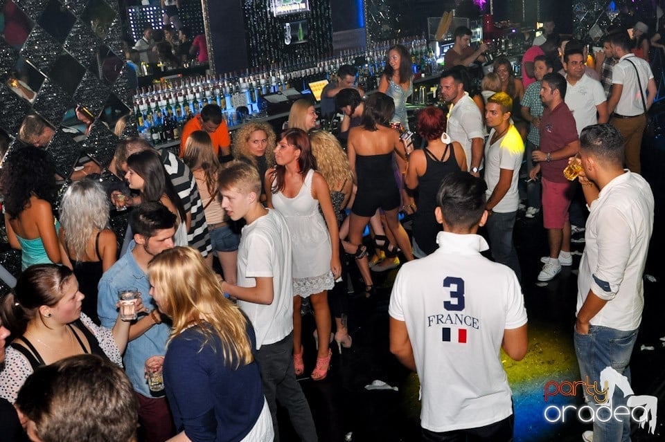 Summer Retro Night Fever în The One, 