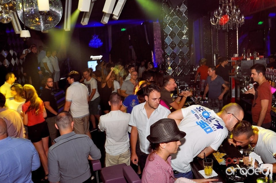 Summer Retro Night Fever în The One, 