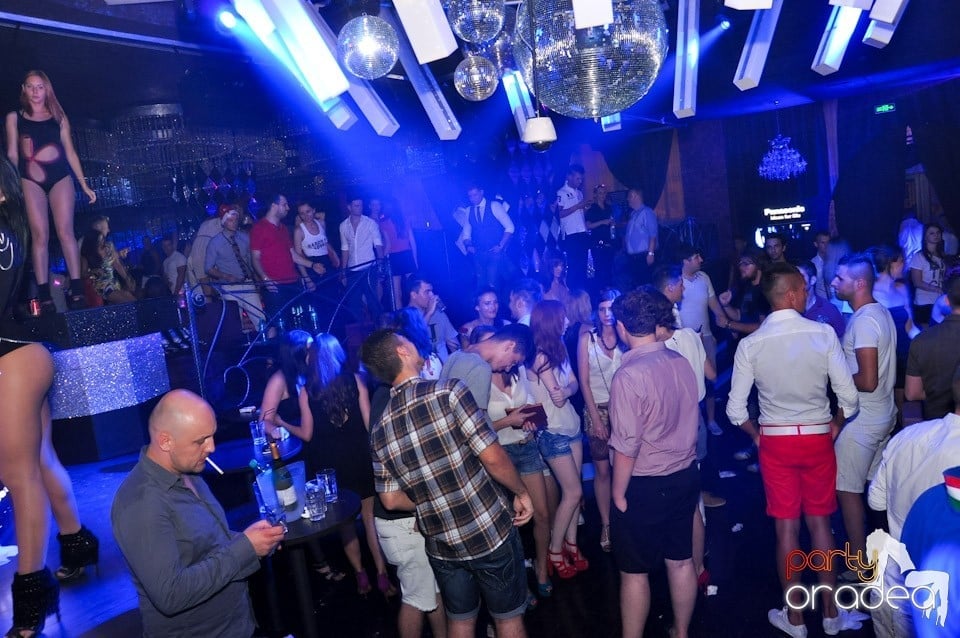 Summer Retro Night Fever în The One, 