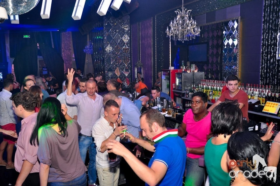 Summer Retro Night Fever în The One, 