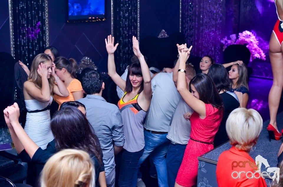 Summer Retro Night Fever în The One, 