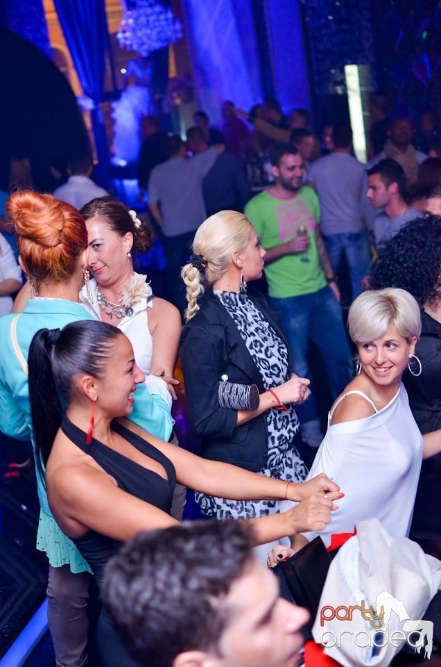 Summer Retro Night Fever în The One, 