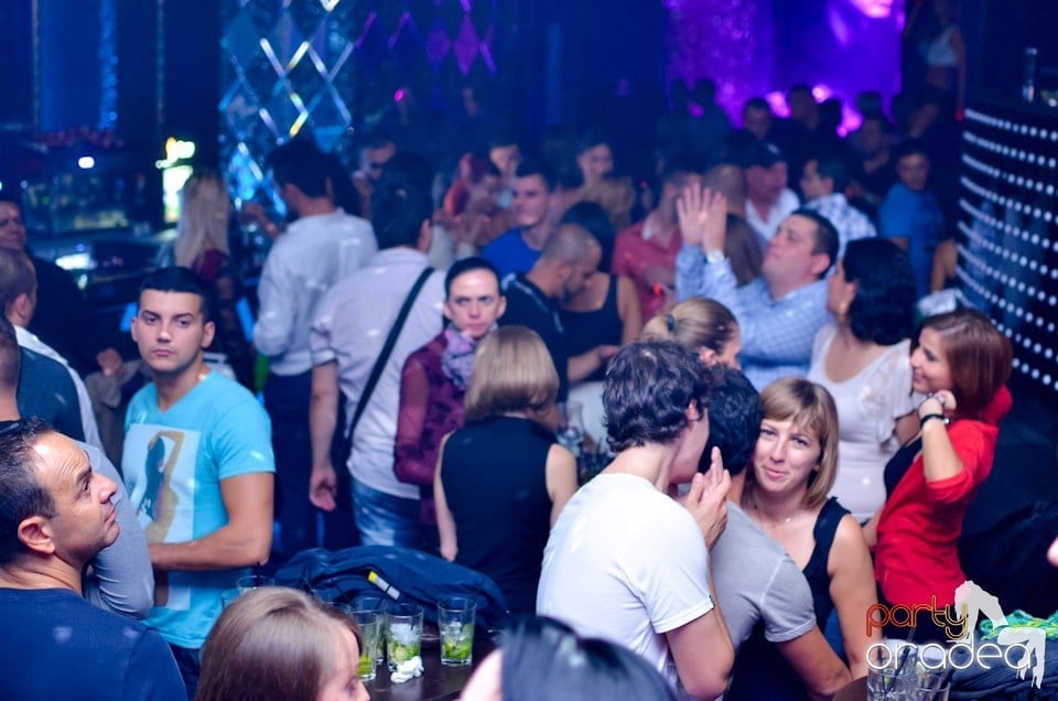 Summer Retro Night Fever în The One, 