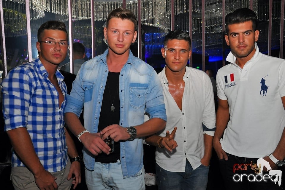 Summer Retro Night Fever în The One, 