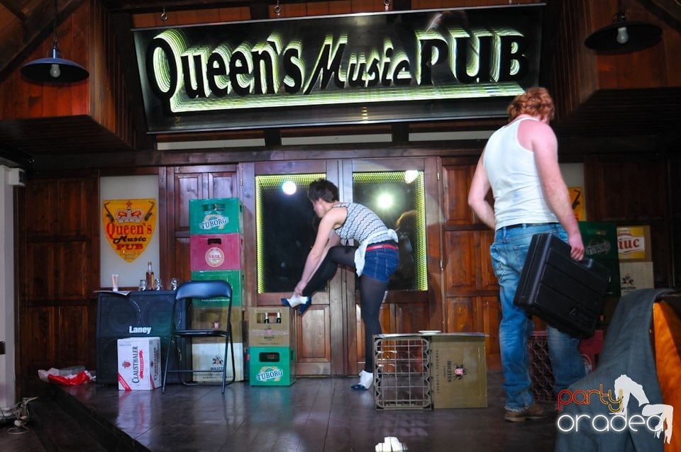 Teatru: Cipsuri şi Dale în Queen's, Queen's Music Pub