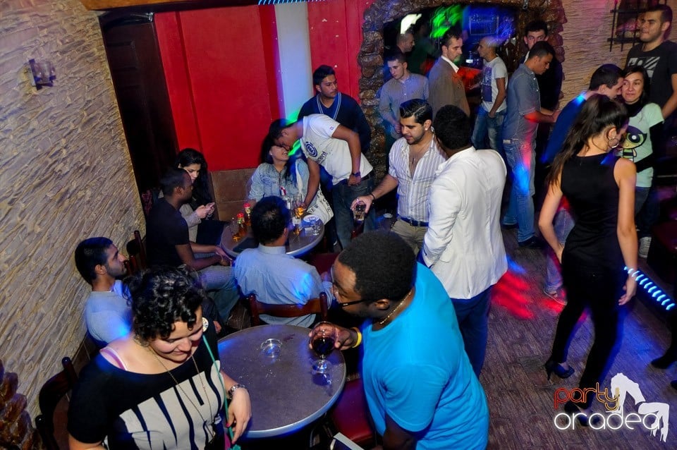 Vineri seara în Club Downtown, 