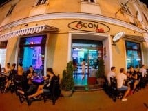 Vineri seara în Icon Caffe